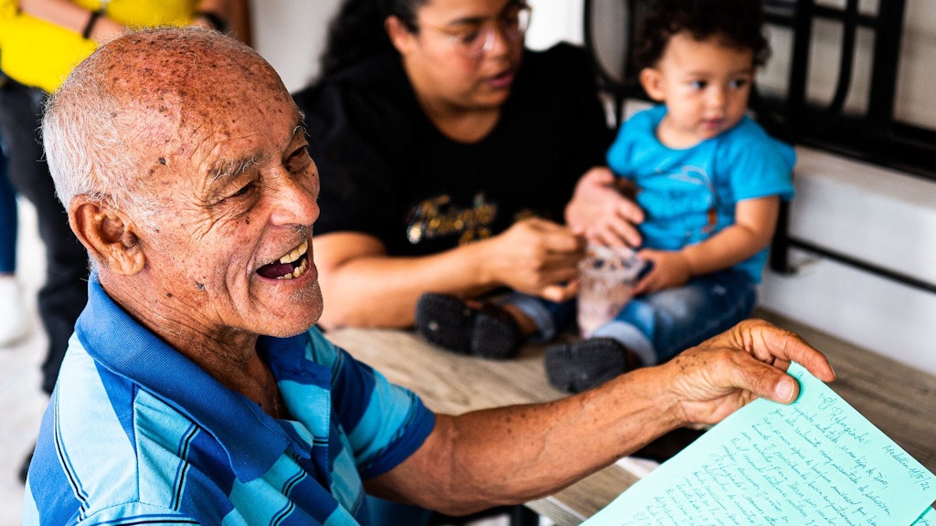 Venezuelan migrant celebrates receiving housing in Medellín, Colombia, with support from the MMC Global Cities Fund for Migrants and Refugees. 